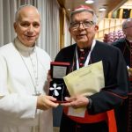 Cardenal Martínez entrega cruz de filigrana al Papa León XIV