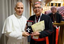 Cardenal Martínez Flores obsequia cruz de filigrana paraguaya al Papa Leo XIV. Foto: Gentileza.