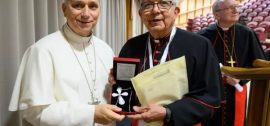 Cardenal Martínez Flores obsequia cruz de filigrana paraguaya al Papa Leo XIV. Foto: Gentileza.