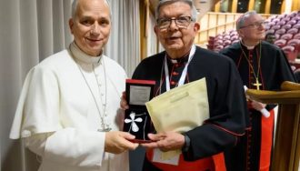 Cardenal Martínez Flores obsequia cruz de filigrana paraguaya al Papa Leo XIV. Foto: Gentileza.