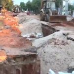 Entre agua servida, escombros y calles dañadas: así viven vecinos de San Pablo por una obra parada