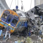 Tailandia: una grúa cayó sobre un tren de pasajeros y dejó decenas de víctimas