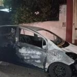 Ataque con molotov destruye auto en la capital