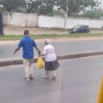Chofer asistió a abuela para cruzar la ruta