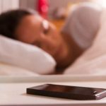 Dormir con el celular cerca empeora el descanso