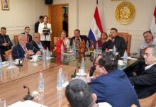 El presidente del Instituto de Previsión Social, Jorge Brítez, con los miembros de la Comisión Permanente.