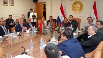 El presidente del Instituto de Previsión Social, Jorge Brítez, con los miembros de la Comisión Permanente.