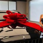 Ex ministro de Juventud exhibe lujoso regalo a su pareja