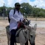 Médico recorre el Chaco en burro para atender pacientes