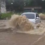 Lambaré: vecinos salvan a mujer en pleno temporal