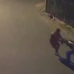 Delincuente golpeó y arrastró a una mujer durante un asalto callejero