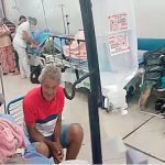 Camillas improvisadas, hacinados y en sillas: enfermos esperan una cama en IPS