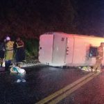 Bus con chapa paraguaya vuelca en Brasil y deja un fallecido