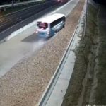 Bus con 30 pasajeros usa rampa de emergencia en Caacupé