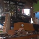 Colectivo choca vivienda y deja una mujer grave