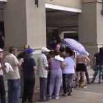 Adultos mayores soportan largas filas al sol para cobrar pensión y denuncian maltrato