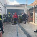 Bomberos controlan incendio en depósitos de telas y fuegos artificiales