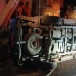 Joven impacta contra columna de la ANDE y termina volcando en Acceso Sur