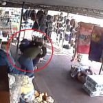 Mujer se enfrenta a ladrón armado en su local