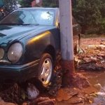 Temporal arrastra vehículos en zona de obras pluviales