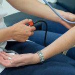 Proponen controles de salud gratis en farmacias