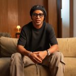Ronaldinho llega a Netflix con su magia y polémicas