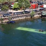 Autobús cae al río Sena en París tras error de maniobra