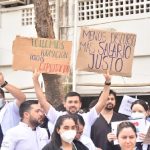 Denuncian exceso laboral en médicos residentes