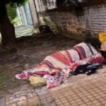 Hombre duerme en la vereda tras pelea de pareja