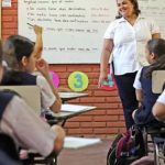 Día del Maestro: docentes ante IA, pantallas y crisis de lectura