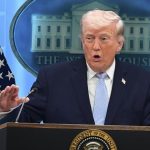 Trump ordena destruir lanchas iraníes en Ormuz