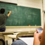 Uso de celulares en clase: 1 de cada 3 estudiantes se distrae, según PNUD
