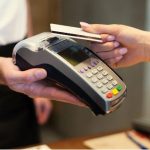 Tarjeteo para sobrevivir: crece el uso de crédito