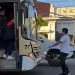Se plantó frente a un bus y casi fue atropellado
