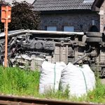 Tren arrolla minibús escolar en Bélgica y deja cuatro muertos