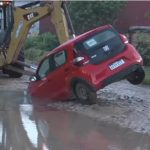 Vehículo cae en enorme bache en Mariano Roque Alonso