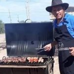 Chaqueñito volvió a vender asaditos frente a su alquiler