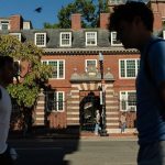 Harvard admite crisis por ausencias y notas infladas