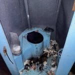 Baño portátil abandonado genera quejas en plaza de Asunción