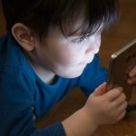 Expertos analizan daños de pantallas en niños