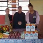 Cocineras caen con comida escolar en sus bolsos