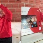 Le regalaron una enorme tele para el Mundial y terminó llorando