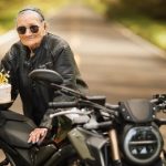 Abuela de 96 se vuelve viral con look rebelde