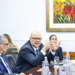 Economía analiza ampliar meta fiscal para pagar deudas