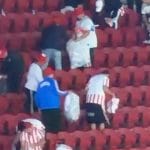 Hinchas paraguayos imitan tradición japonesa y limpian las gradas tras triunfo mundialista