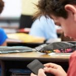 Senado aprueba restricciones al uso de celulares en colegios